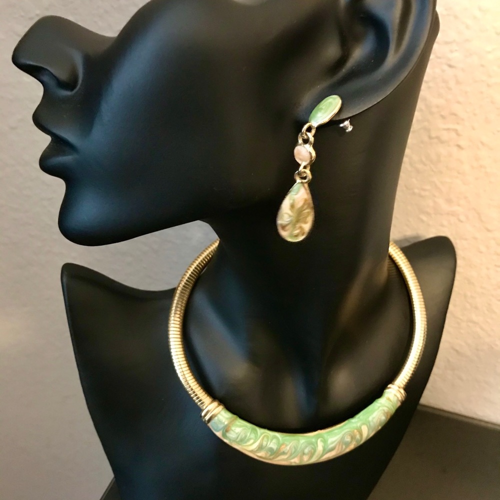 Necklace/choker and earrings